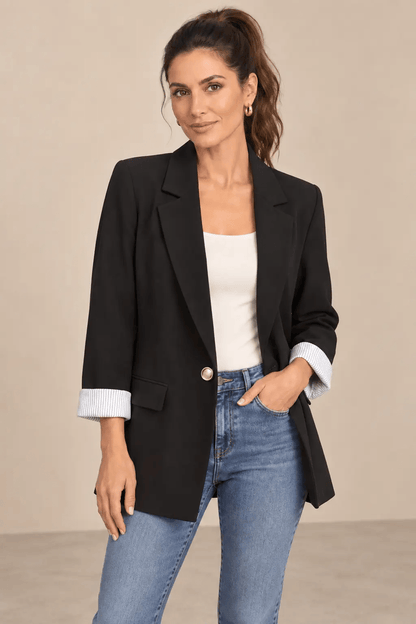 Blazer Cashia Celaje negro con botón dorado en modelo talla S, vista frontal en medio plano superior.