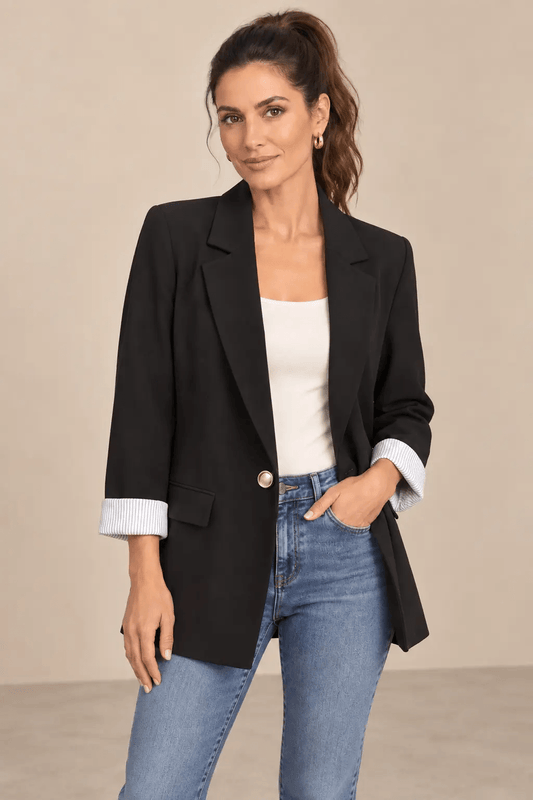 Blazer Cashia Celaje negro con botón dorado en modelo talla S, vista frontal en medio plano superior.