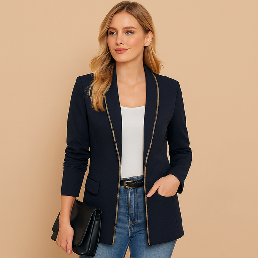 Blazer Cashia Sofía, color azul marino con bordado en las solapas y bolsillos laterales, vista frontal de medio plano, estilo casual