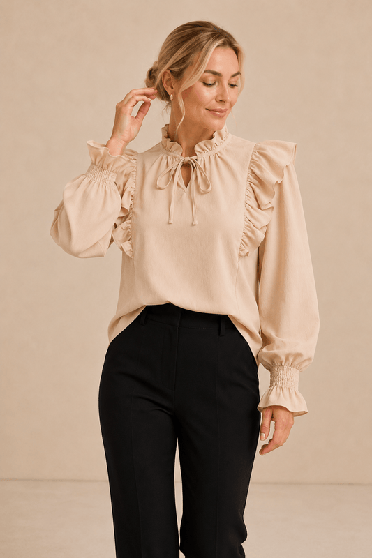 Modelo rubia con Blusa Cashia Amelia beige en talla S, medio plano frontal.