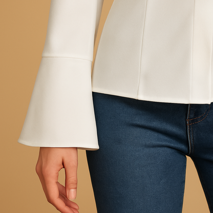 Camisa Cashia Cartagena color blanco, entallada con cuello de solapas y mangas acampanadas, detalle de la manga acampanada