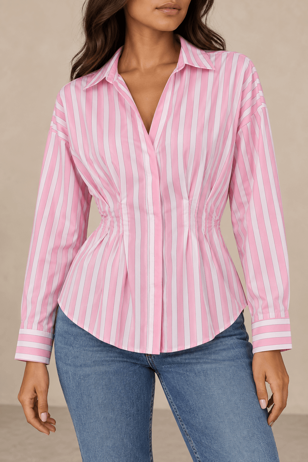 Detalle de las pinzas y el entallado de la cintura de la Camisa Cashia Clara de rayas rosas y blancas.