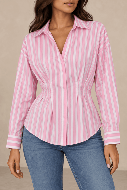 Detalle de las pinzas y el entallado de la cintura de la Camisa Cashia Clara de rayas rosas y blancas.