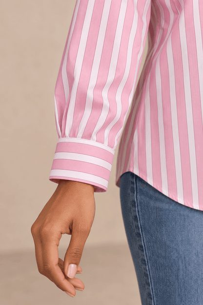 Detalle del puño de la Camisa Cashia Clara, con rayas rosas y blancas horizontales y manga de rayas verticales.