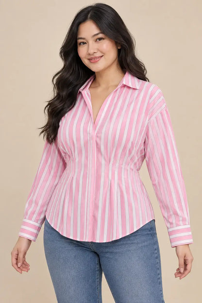 Modelo asiática con Camisa Cashia Clara en talla L,vaqueros , vista de medio plano superior