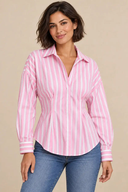 Modelo Cashia morena con corte bob luciendo la Camisa Cashia Clara de rayas rosas y blancas en talla M, en medio plano superior con vaqueros.