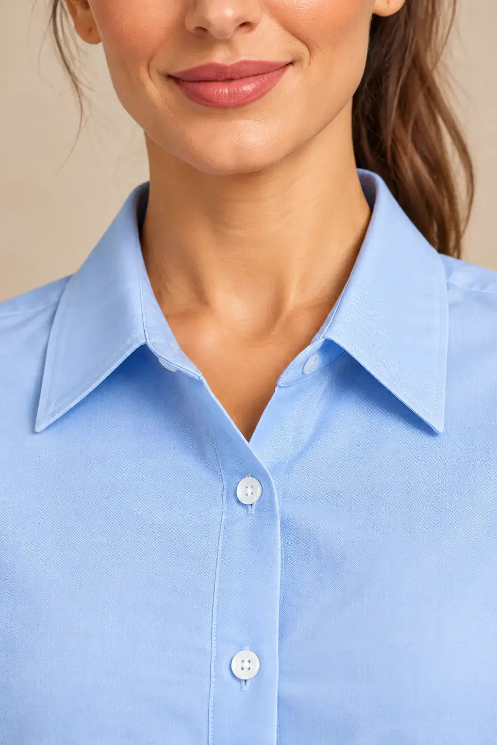 Primer plano del cuello camisero azul y los botones blancos de la Camisa Cashia Irene.