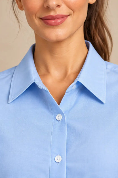 Primer plano del cuello camisero azul y los botones blancos de la Camisa Cashia Irene.