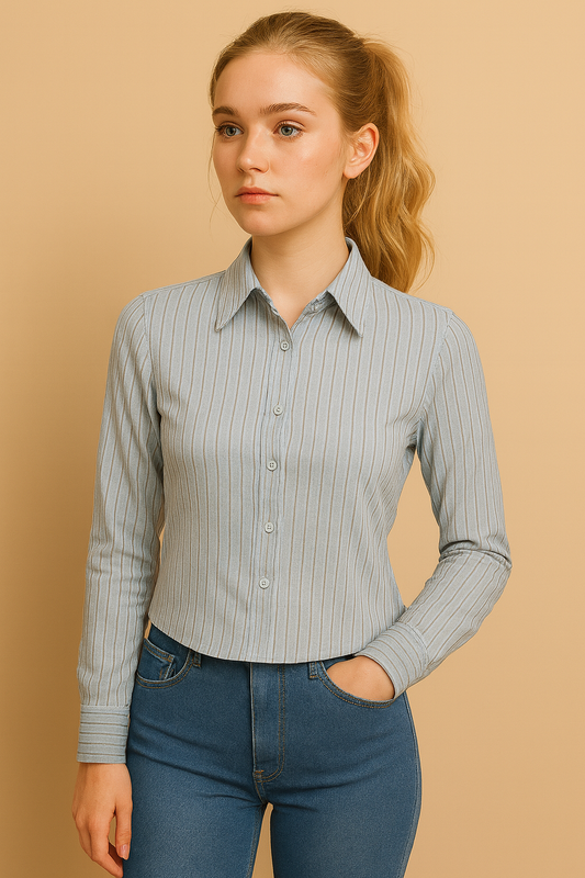 Camisa Cashia Rosario de rayas verticales, color azul, entallada, vista frontal de medio plano