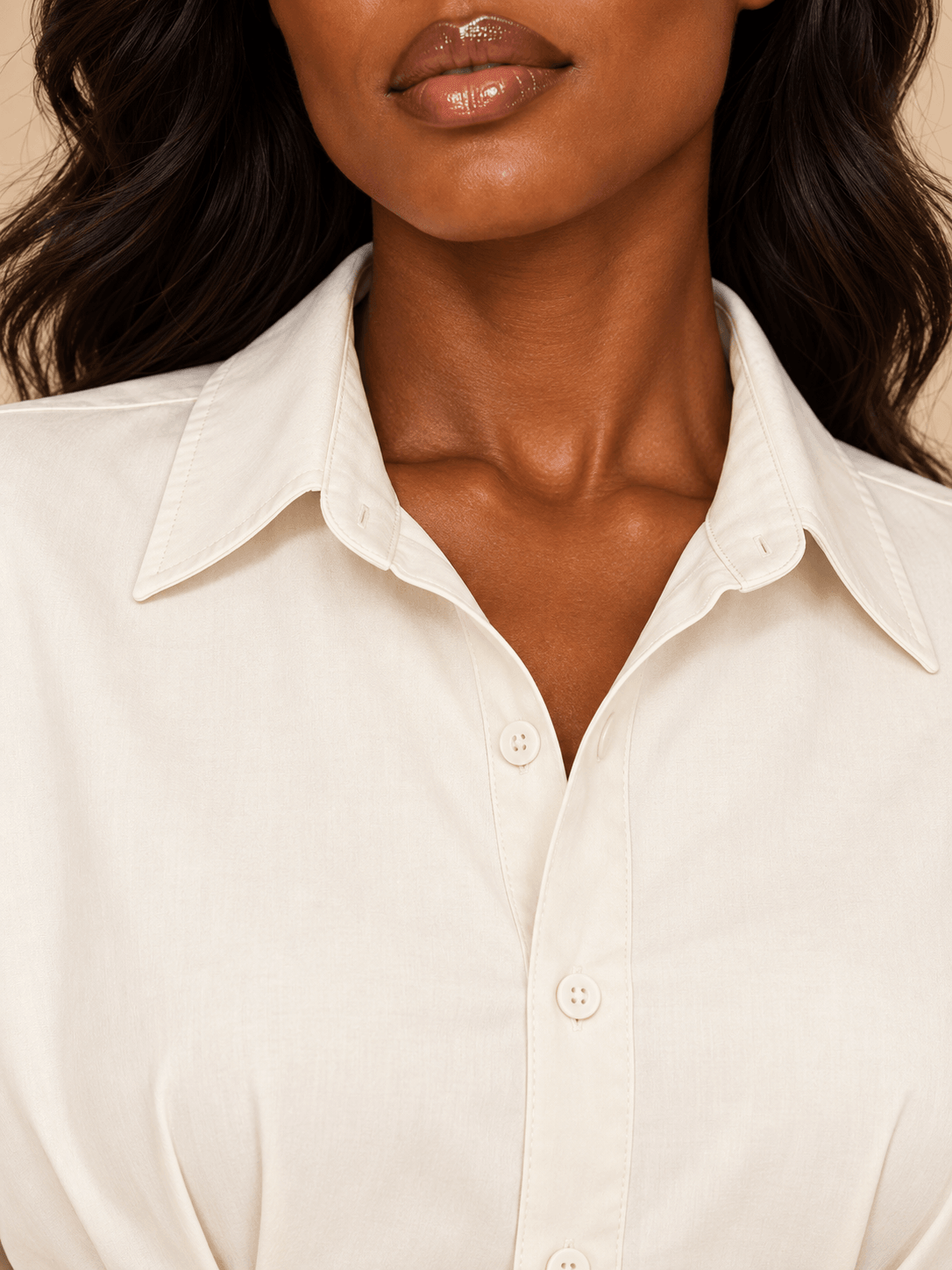 Detalle del cuello camisero, las costuras y los botones delanteros a tono de la camisa Cashia Vera cruda.