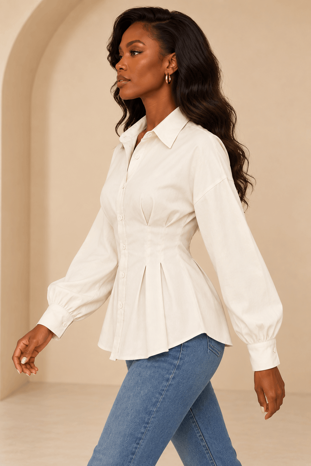 Camisa Cashia Vera cruda con cintura entallada y bajo evasé, en modelo Cashia negra girada hacia la izquierda
