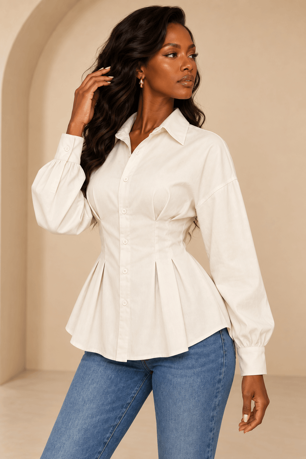Camisa Cashia Vera cruda en perfil hacia la derecha, mostrando el entalle de cintura, la manga amplia y el bajo curvo.