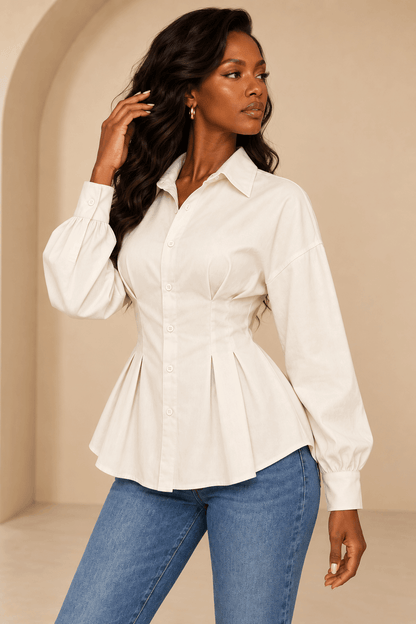 Camisa Cashia Vera cruda en perfil hacia la derecha, mostrando el entalle de cintura, la manga amplia y el bajo curvo.