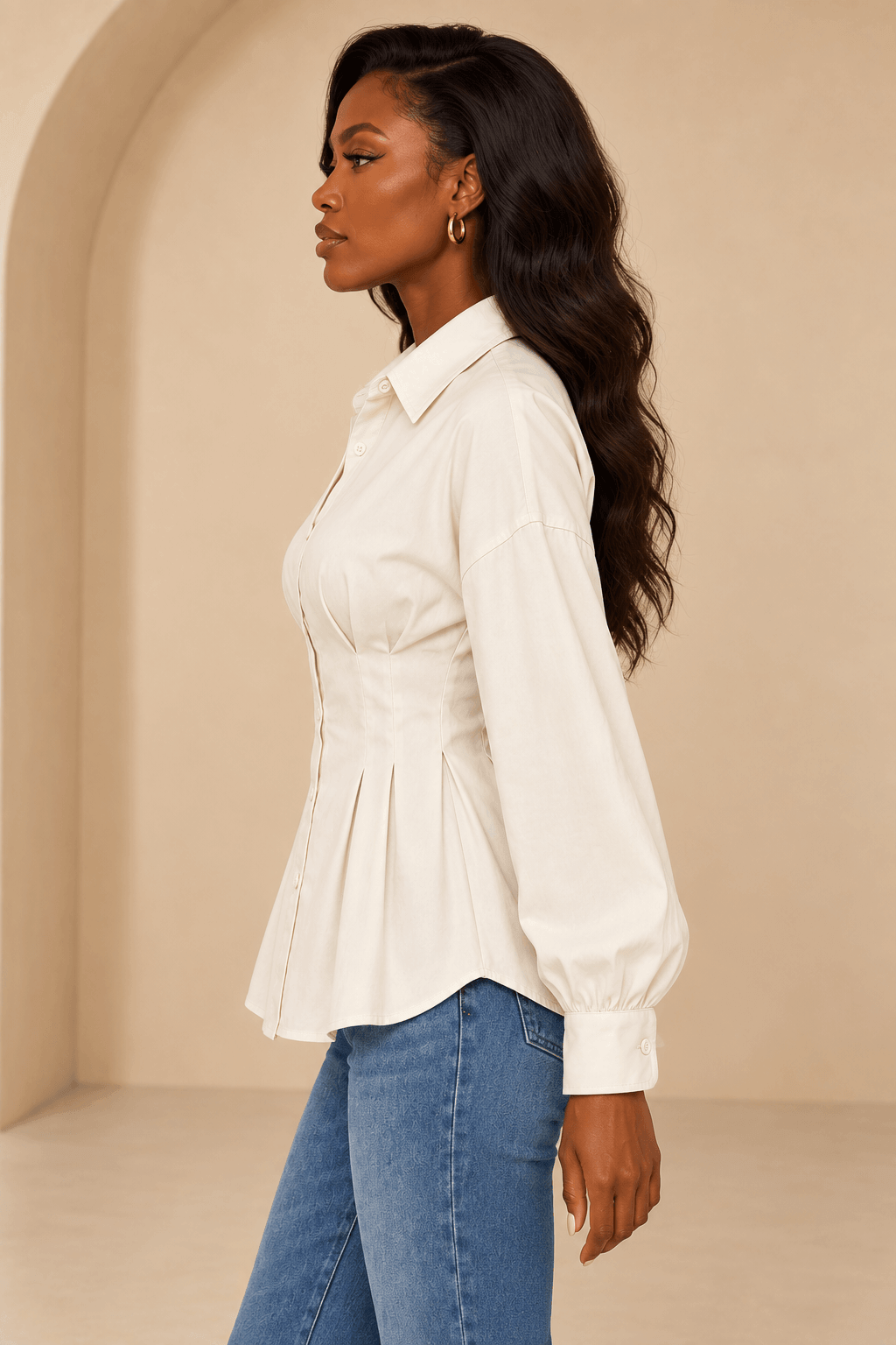 Modelo Cashia negra con camisa Cashia Vera cruda y tejanos, vista de perfil hacia la izquierda.
