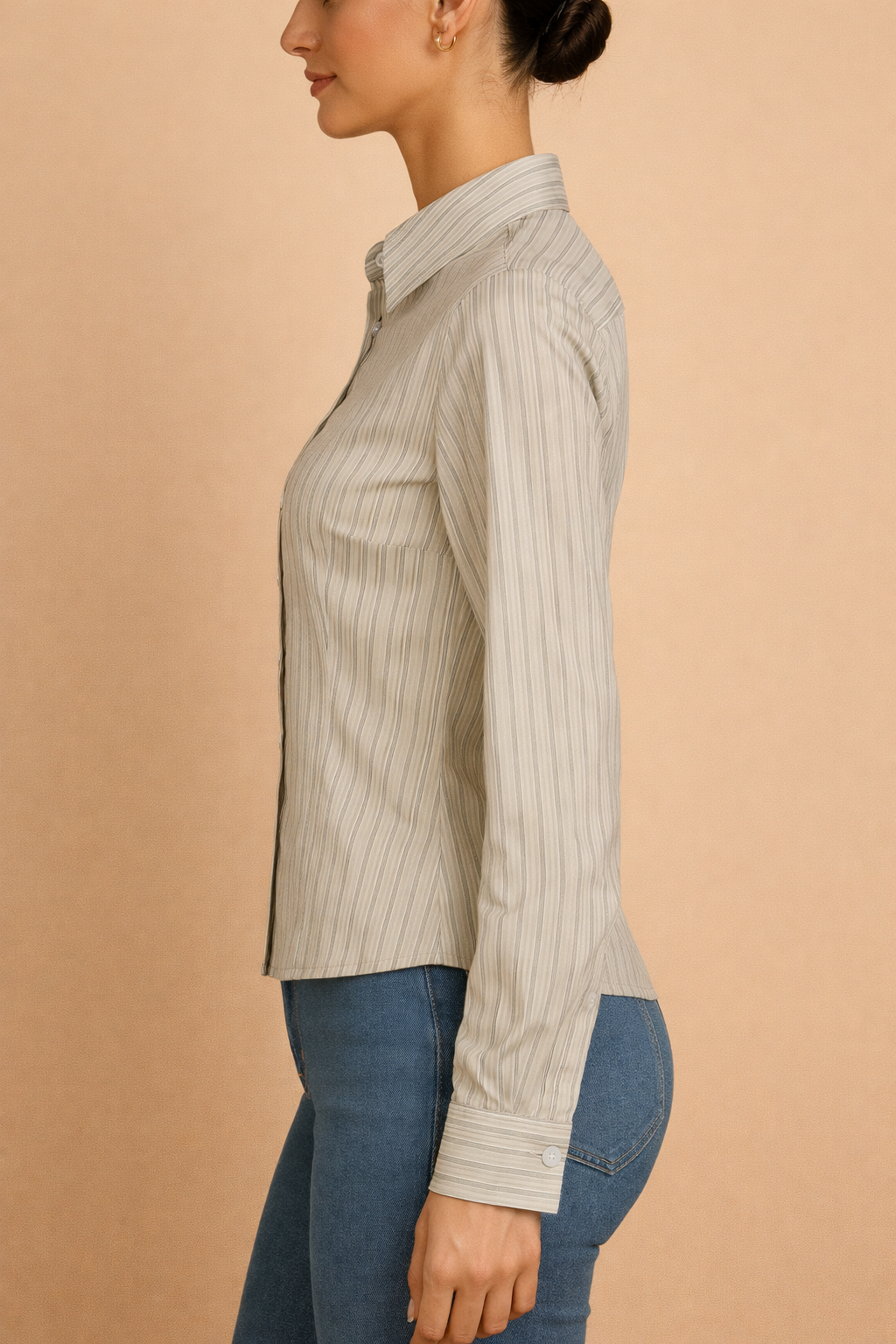 Camisa Cashia de manga larga en tono beige con rayas verticales, ajuste entallado y botones frontales, vista frontal en modelo, fondo nude.