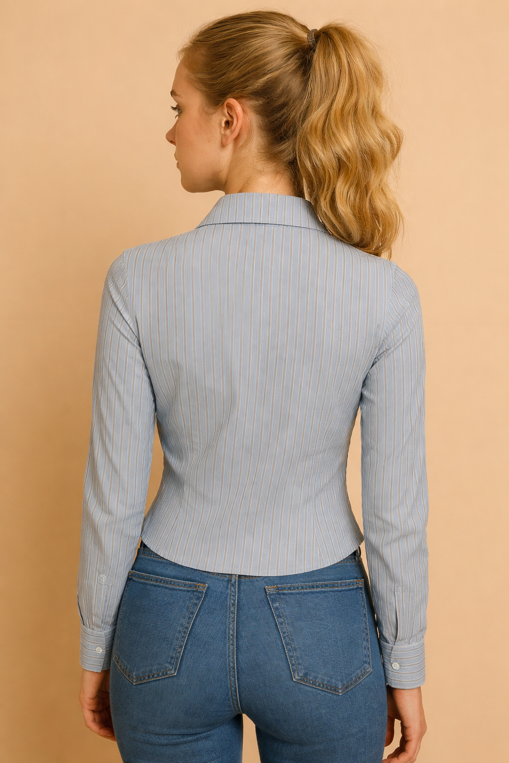 Camisa Cashia de manga larga en tono azul claro con rayas verticales, ajuste entallado, vista trasera en modelo, fondo nude.