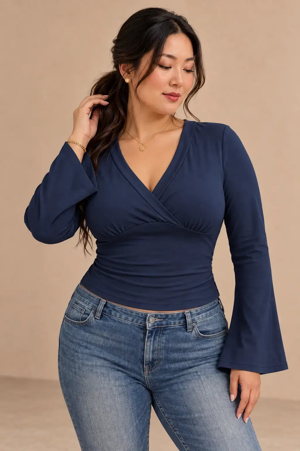 Camiseta escote cruzado mangas acampanadas de color azul marino, con ajuste entallado y mangas acampanadas.