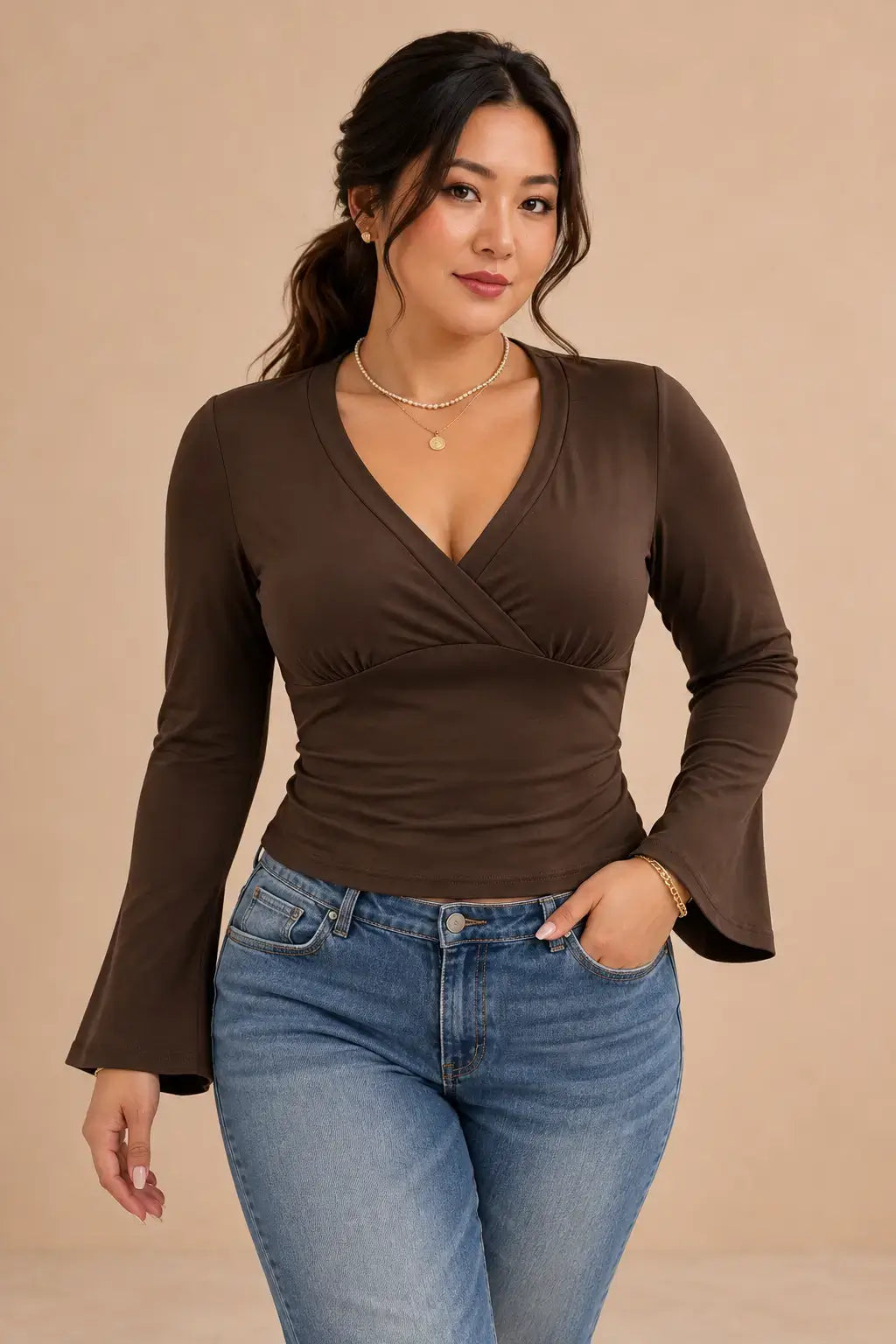 Camiseta escote cruzado mangas acampanadas en color marrón, con detalle de cintura ajustada y mangas acampanadas.