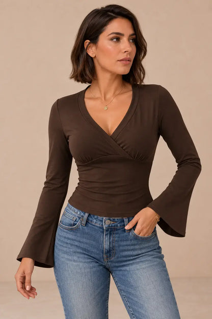 Camiseta escote cruzado mangas acampanadas en color marrón, con ajuste ceñido y mangas acampanadas.