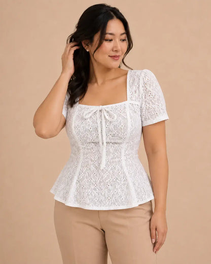 Modelo Cashia asiática talla L con cabello negro largo, luciendo la camiseta Avignon blanca de encaje en medio plano superior y pose dinámica.