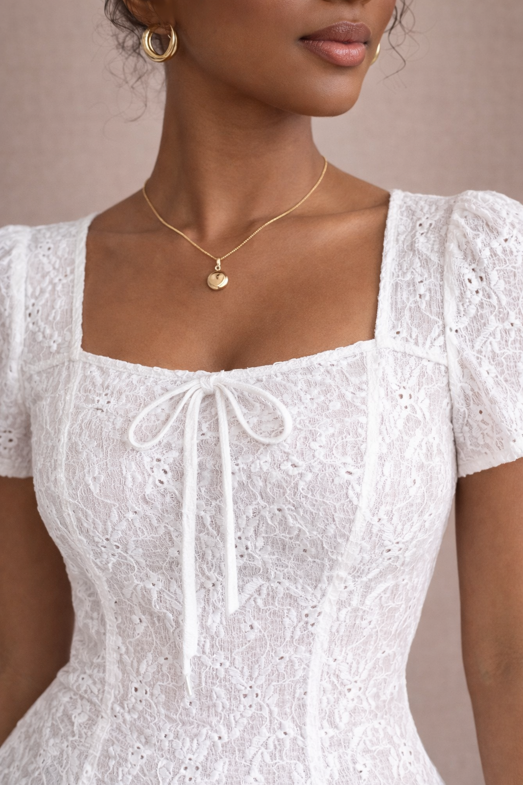 Detalle del escote cuadrado con lazo de la Camiseta Cashia Avignon blanca con tejido de encaje