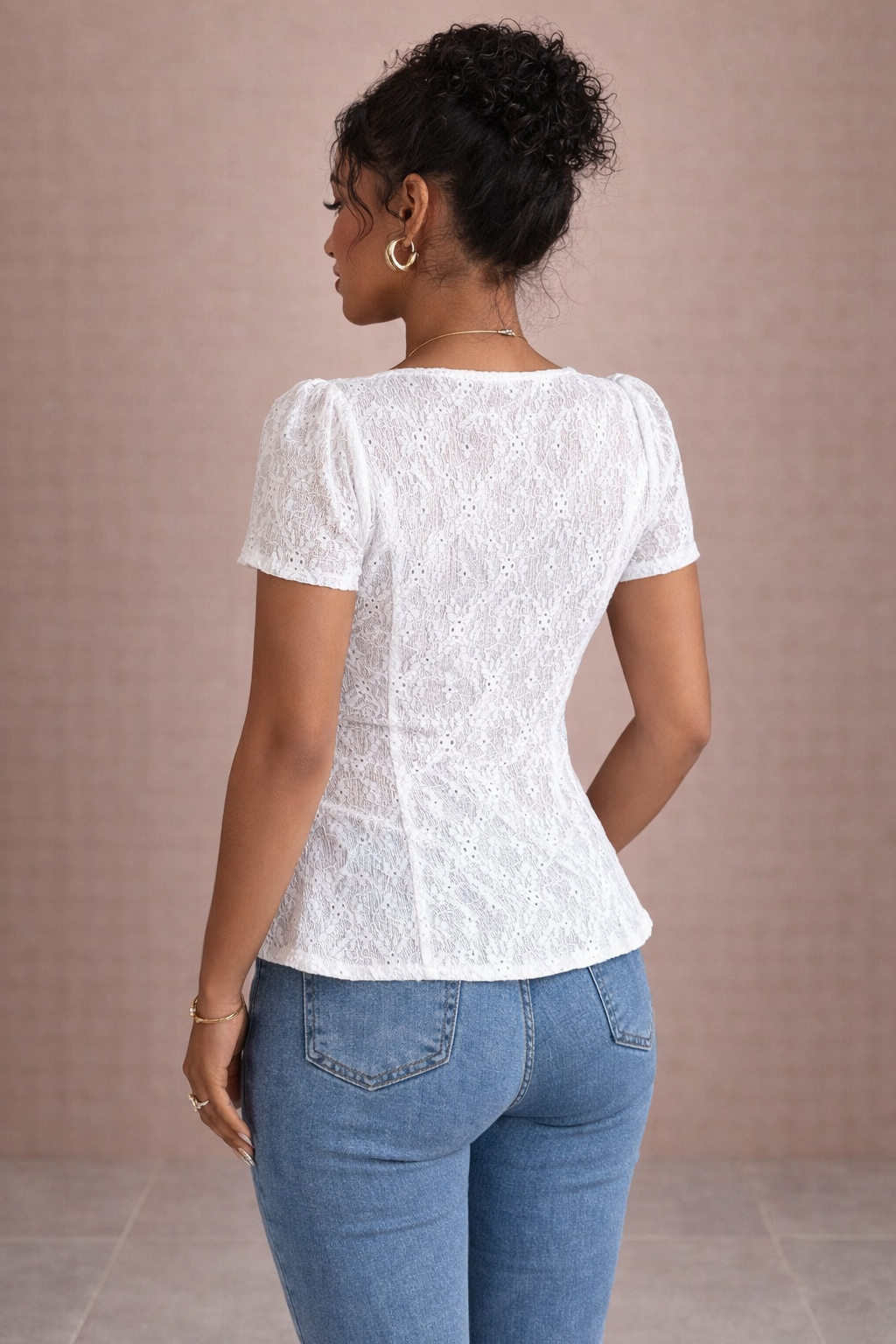 Camiseta Cashia Avignon blanca vista desde atrás en modelo mujer elegante con jeans, detalle de encaje y ajuste entallado