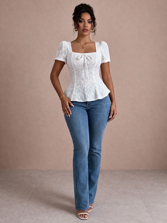 Camiseta Cashia Avignon blanca con encaje y escote cuadrado con lazo en modelo elegante con vaqueros, vista frontal