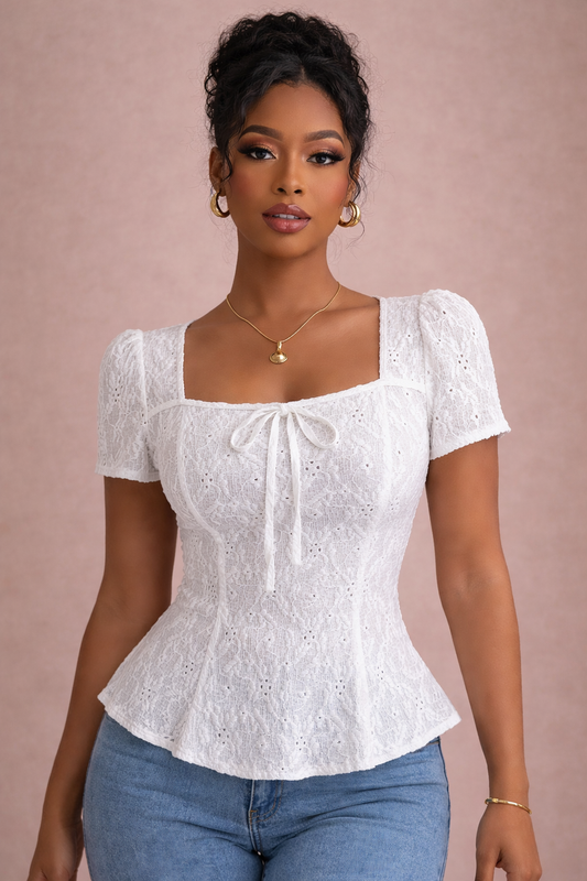 Camiseta Cashia Avignon blanca con escote cuadrado y lazo frontal en modelo elegante, plano medio
