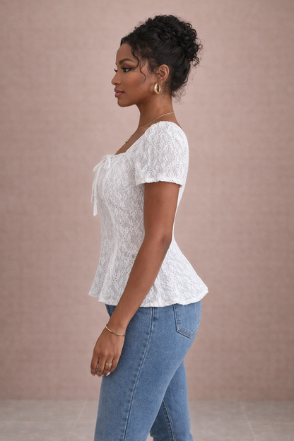 Camiseta Cashia Avignon blanca de encaje con manga corta abullonada en modelo elegante, vista lateral