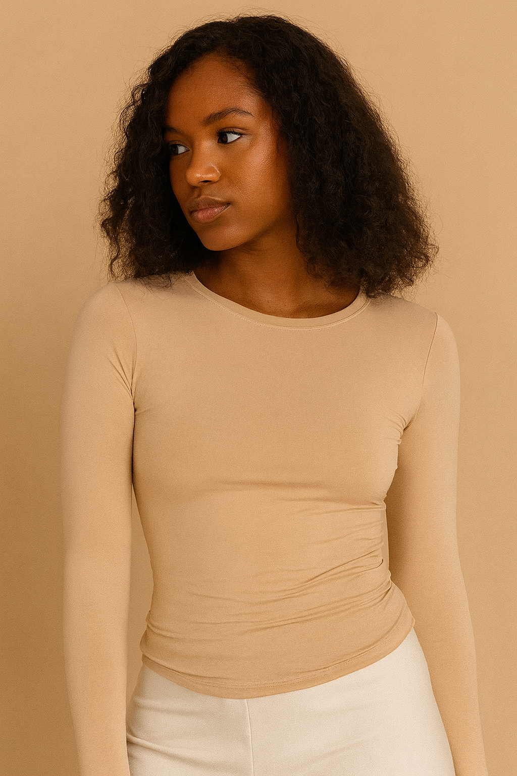 Camiseta Cashia Basic cuello redondo, color beige, vista frontal, medio plano