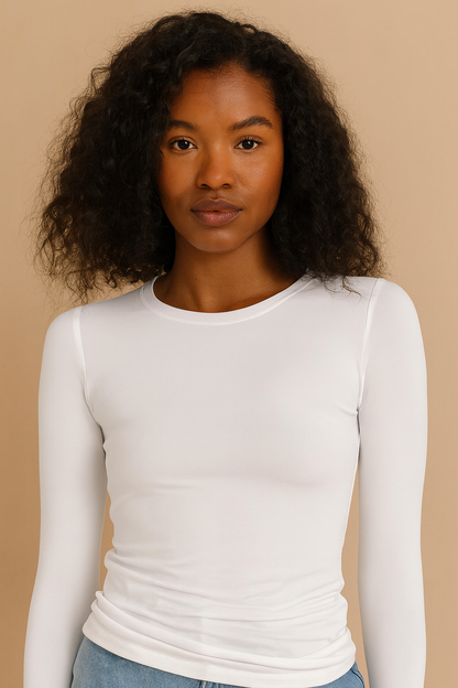Camiseta Cashia Basic cuello redondo, color blanco, vista frontal, medio plano