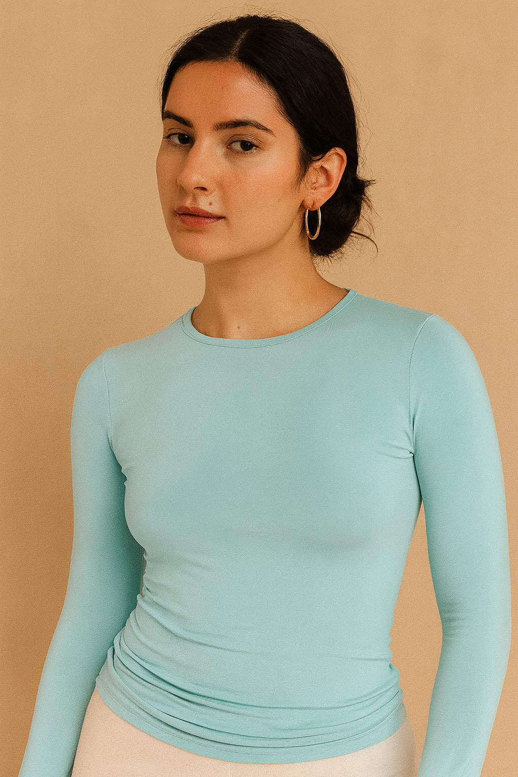 Camiseta Cashia Basic cuello redondo, color celeste, vista frontal, medio plano