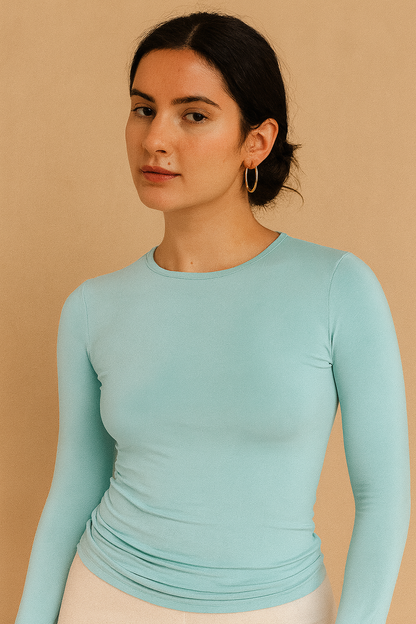 Camiseta Cashia Basic cuello redondo, color celeste, vista frontal, medio plano