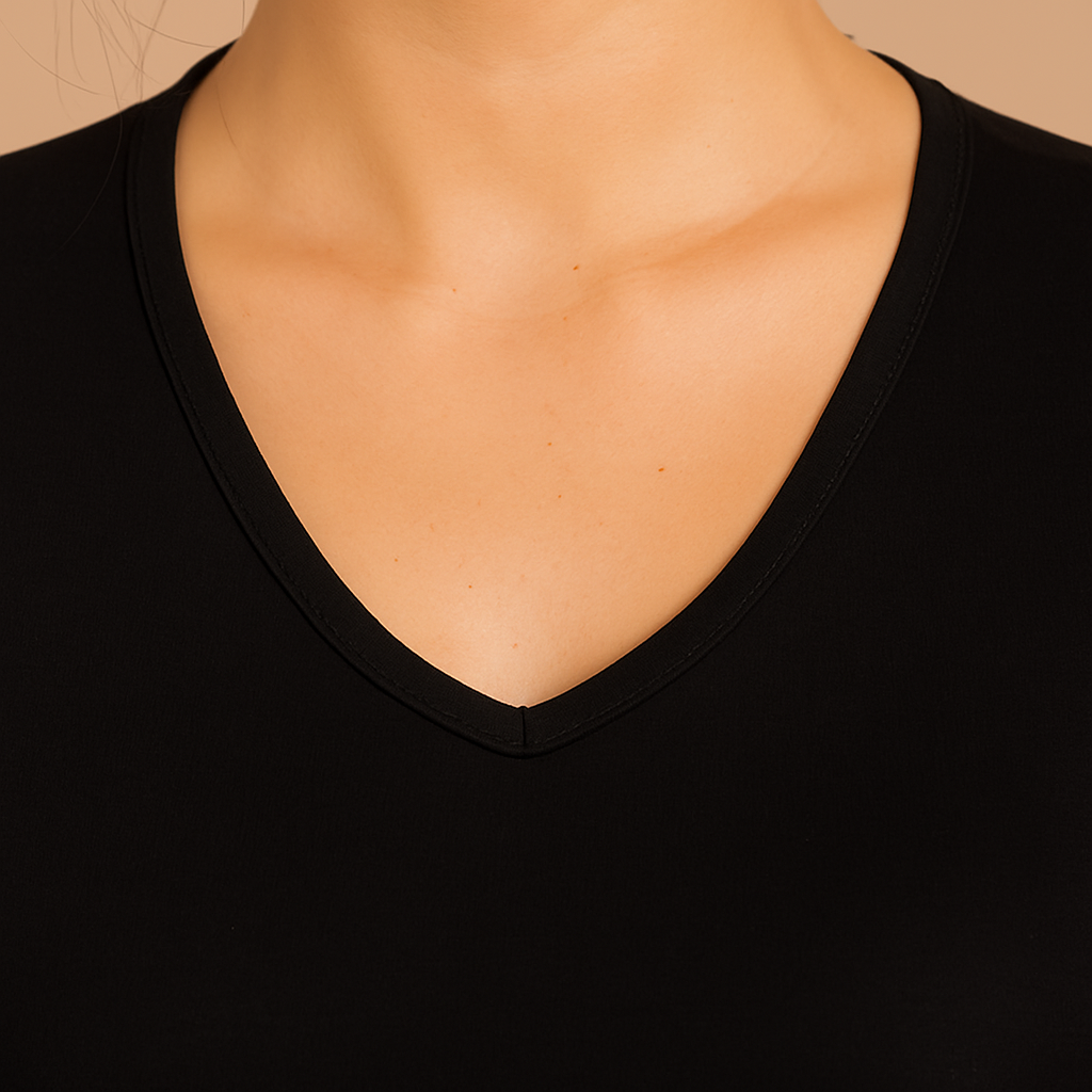 Camiseta Cashia Basic, cuello V, color negro, manga larga, vista del detalle del cuello