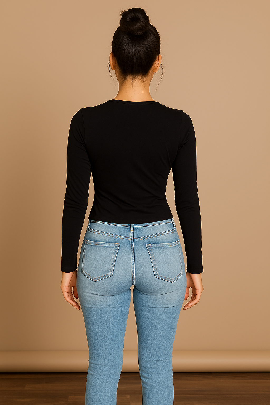 Camiseta Cashia Basic cuello V, color negro, manga larga. vista de espaldas