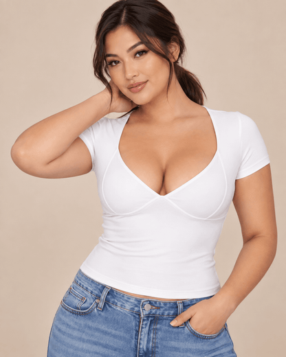 Camiseta Cashia Basic MCV blanca talla L en modelo asiática con vaqueros y pose dinámica