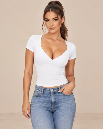 Camiseta Cashia Basic MCV blanca talla M en modelo morena Cashia con vaqueros