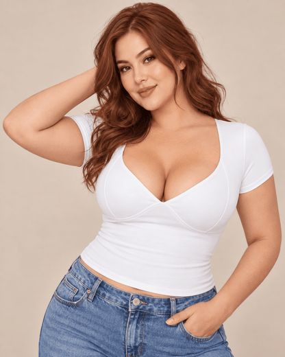Camiseta Cashia Basic MCV blanca talla XL en modelo pelirroja curvilínea con vaqueros