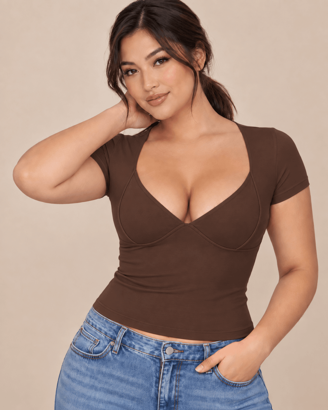 Camiseta Cashia Basic MCV marrón talla L en modelo asiática con vaqueros y pose dinámica