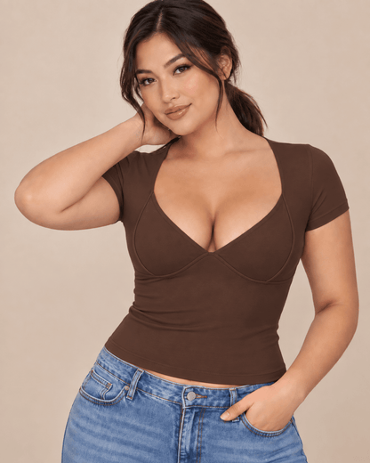 Camiseta Cashia Basic MCV marrón talla L en modelo asiática con vaqueros y pose dinámica