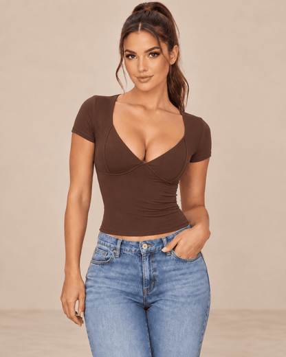 Camiseta Cashia Basic MCV marrón talla M en modelo morena Cashia con vaqueros