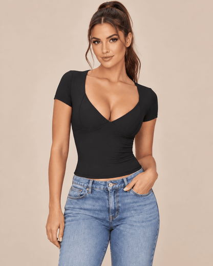 Camiseta Cashia Basic MCV negra en medio plano superior sobre modelo morena con cola alta