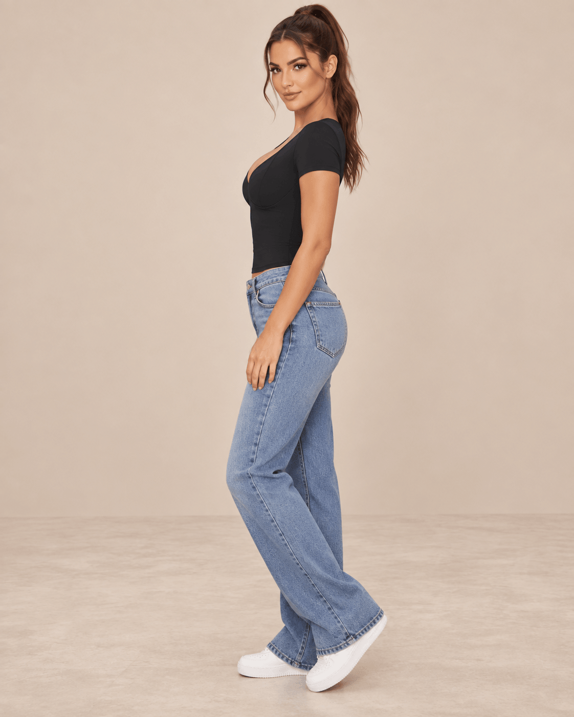 Camiseta Cashia Basic MCV negra en modelo morena con cola alta, vista de perfil con vaqueros