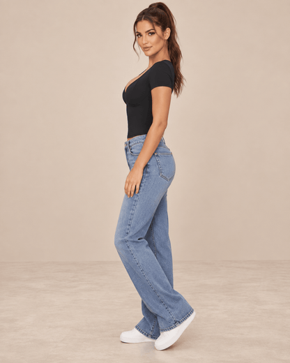 Camiseta Cashia Basic MCV negra en modelo morena con cola alta, vista de perfil con vaqueros
