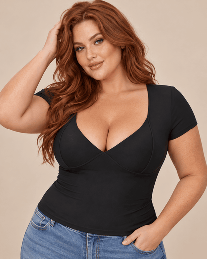 Camiseta Cashia Basic MCV negra talla XL en modelo pelirroja curvilínea con pose dinámica