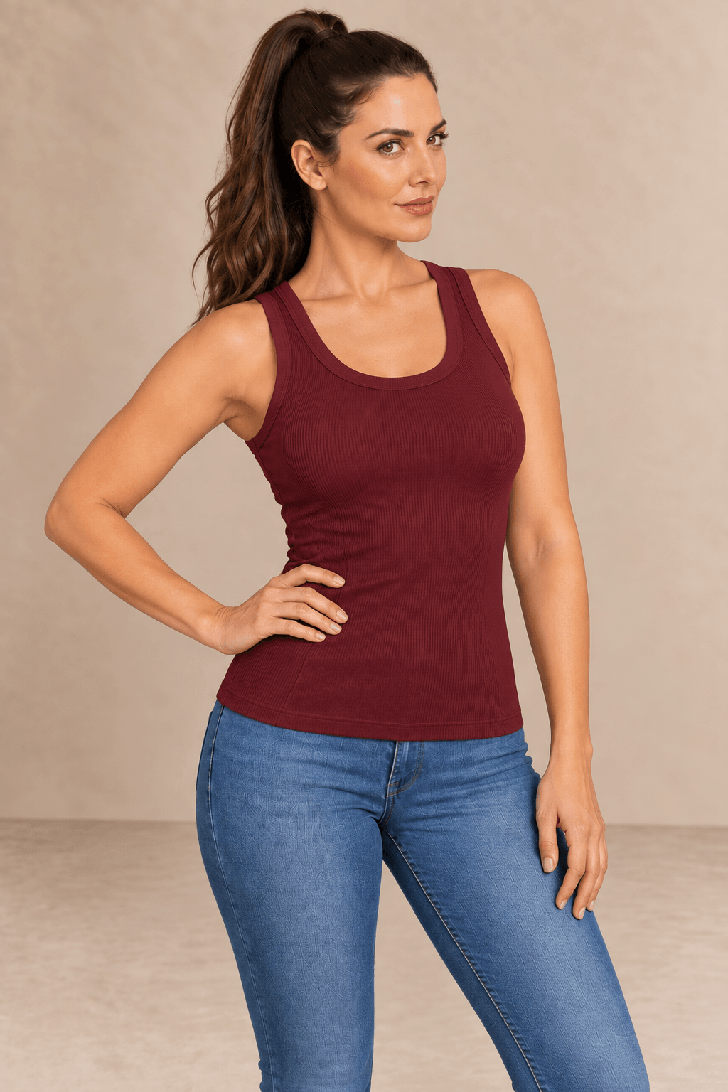 Camiseta Cashia Basic TAU burdeos talla S en modelo Cashia