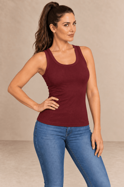 Camiseta Cashia Basic TAU burdeos talla S en modelo Cashia
