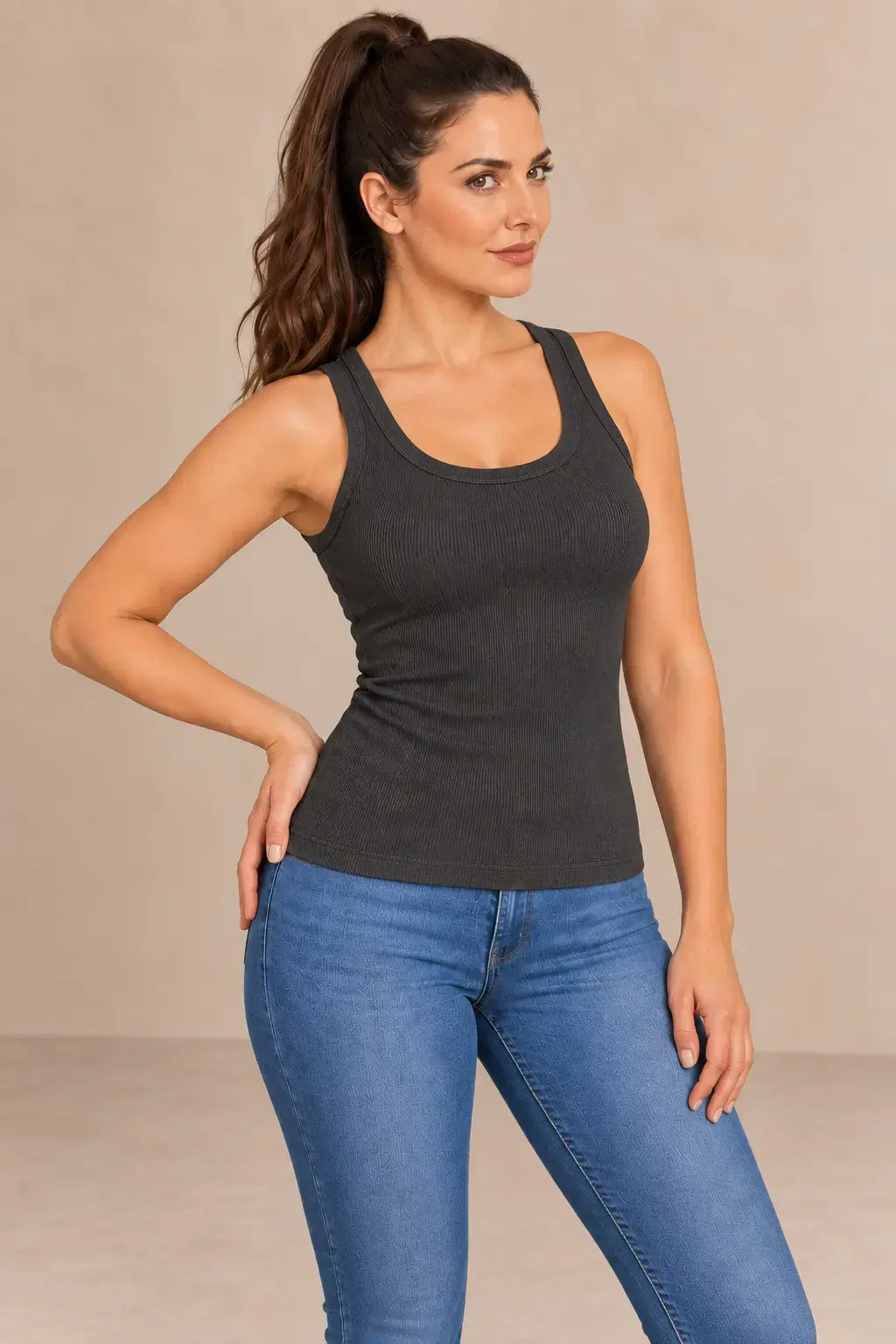 Camiseta Cashia Basic TAU gris antracita talla S en modelo Cashia con vaqueros
