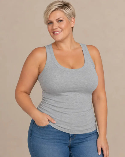 Camiseta Cashia Basic TAU gris claro talla 2XL en modelo Cashia rubia de pelo corto con vaqueros