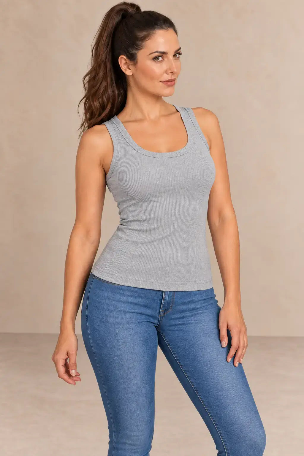Camiseta Cashia Basic TAU gris talla S en modelo Cashia con vaqueros